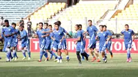 Para Pemain Persib Bandung tengah berlatih jelang laga final Torabika Bhayangkara Cup 2016 di Stadion Gelora Bung Karno, Jakarta, Sabtu (2/4/2016). (Bola.com/Nicklas Hanoatubun)