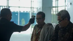 Petugas memeriksa suhu tubuh pekerja di salah satu perkantoran di Jakarta, Selasa (3/3/2020). Pemeriksaan suhu tubuh tersebut untuk mengantisipasi penyebaran virus corona atau COVID-19 di lingkungan kerja. (merdeka.com/Imam Buhori)