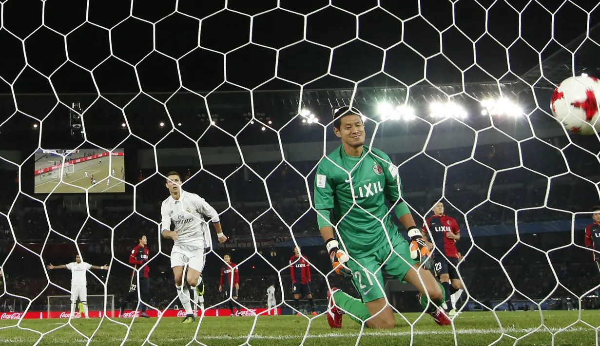 Cristiano Ronaldo memperdaya kiper Kashima Antlers dengan golnya lewat titik putih  dan meraih Trofi juara Dunia Antarklub di International Stadium Yokohama, Jepang, (18/12/2016).  (Reuters/Kim Kyung-Hoon)