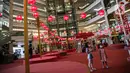 Anak-anak mengamati berbagai hiasan berwarna merah hingga lampion yang menghiasi Mall Taman Anggrek, Jakarta, Kamis (28/1/2021). Hiasan tersebut dalam rangka memeriahkan perayaan Tahun Baru Imlek 2572 atau Tahun Kerbau Logam. (Liputan6.com/Faizal Fanani)