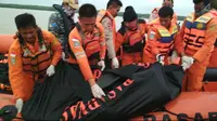 Tim Basarnas Palembang mengevakuasi korban tenggelamnya Kapal Cepat Awet Muda di Perairan Banyuasin Sumsel (Liputan6.com / Nefri Inge)
