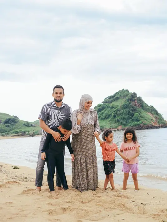 Begitu juga dengan Shireen Sungkar yang memilih dress dengan nuansa warna bumi sebagai busana nyaman kala ke pantai bersama keluarga. (Foto: Instagram/ Shireen sungkar)
