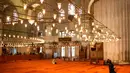 Sebagai informasi, masjid ini tidak hanya sebagai tempat ibadah tetapi juga sebagai simbol penting dari identitas sejarah dan budaya Istanbul. Tampak dalam foto, seorang pria berdoa selama bulan suci Ramadan di masjid Sultanahmet, Istanbul, Turki, Rabu 25 Februari 2026. (AP Photo/Emrah Gurel)