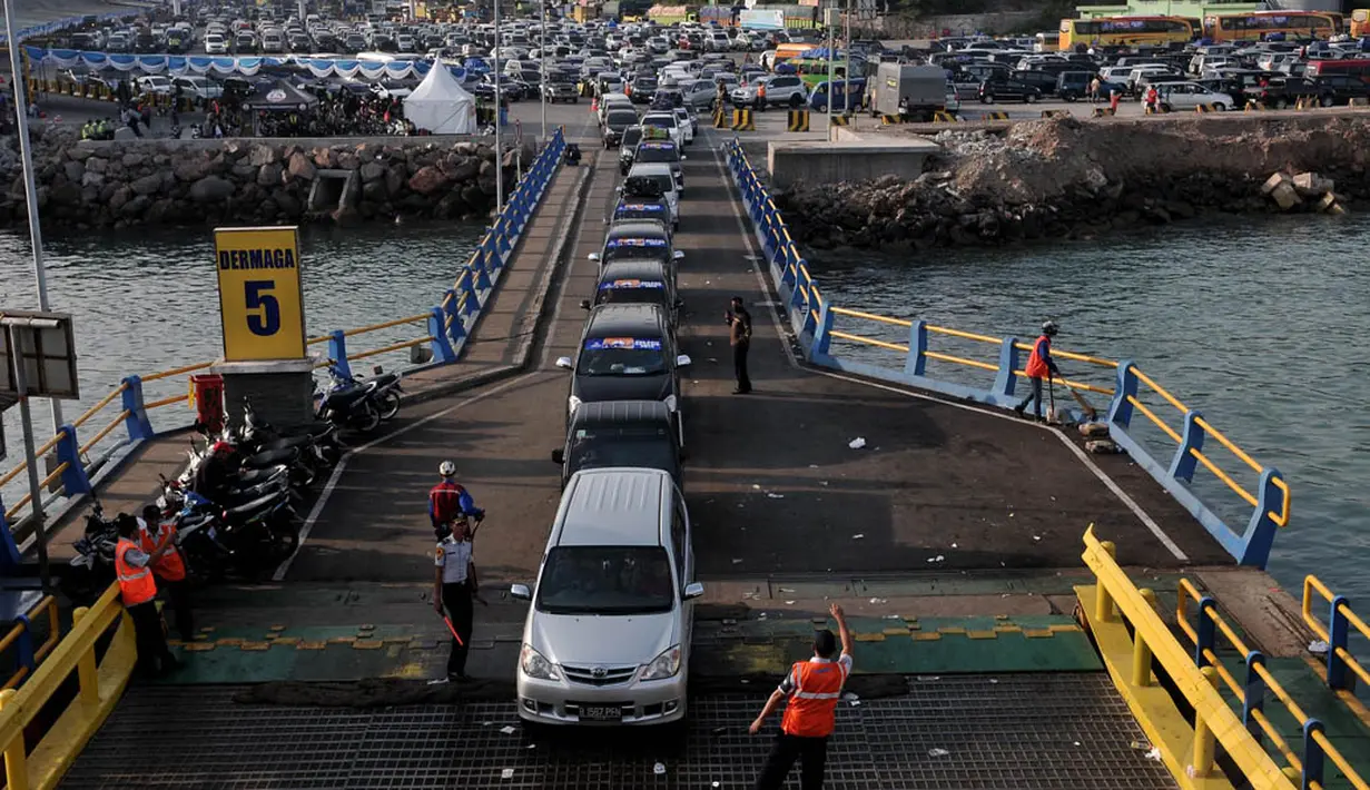 Nampak begitu panjang antrean kendaraan roda empat di area parkir Dermaga V yang mengekor hingga keluar loket pembelian tiket, Banten, Kamis, (25/7/14), (Liputan6.com/ Johan Tallo)
