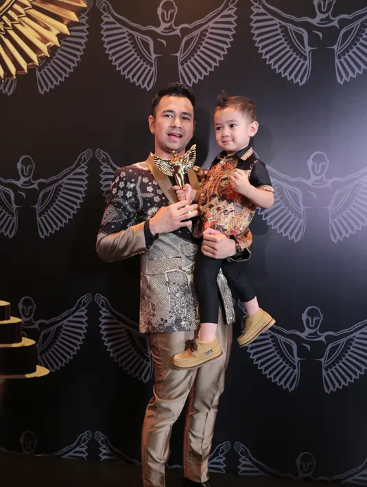 Selain itu, ada nama Raffi Ahmad yang menang sebagai Pembawa Acara Musik/Variety Show/Pencarian Bakat/Reality Show. Bukan yang pertama, kemenangan ini sudah didapatkan Raffi yang keenam kalinya. (Adrian Putra/Bintang.com)