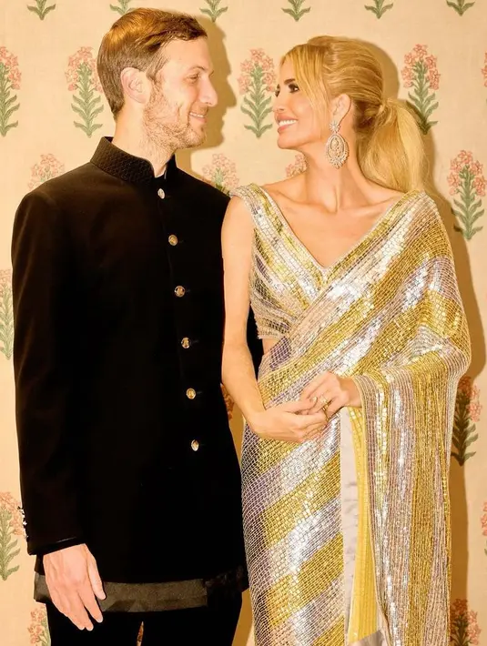 Bersama suaminya, Ivanka Trump tampil dengan berbagai model sari India. Misalnya ia dibalut sari warna kuning silver berbahan sequin dengan inner top sleeveless. [@ivankatrump]