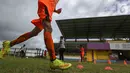 Pemain muda berlatih sepak bola di Stadion Ki Mawuk, Kabupaten Tangerang (21/01/2022). Guna mencetak bibit pemain sepak bola, Kabupaten Tangerang membangun stadion mini di 29 kecamatan yang merupakan bagian program Rencana Pembangunan Jangka Menengah Daerah (RPJMD). (Liputan6.com/Fery Pradolo)