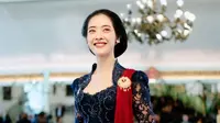 7 Potret Dara Sarasvati di Perayaan 3 Tahun Kepemimpinan KGPAA Mangkoenagoro X, Memesona Berkebaya Navy
