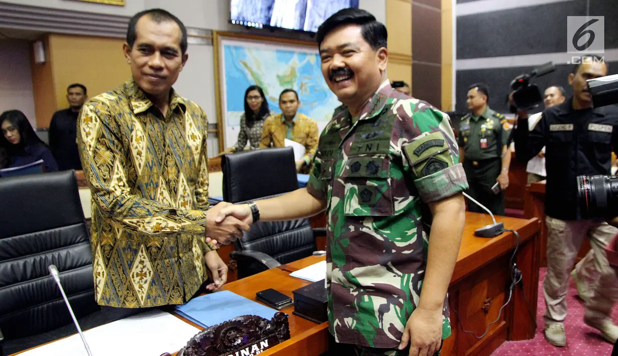 Panglima TNI Jenderal Hadi Tjahjanto (kanan) bersalaman dengan Ketua Komisi I DPR, Abdul Kharis Almasyhari usai mengikuti rapat di Senayan, Jakarta, Kamis (7/6). (Liputan6.com/JohanTallo)