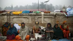 Para Sadhus dan umat Hindu lainnya duduk di Kuil Pashupatinath,  Kathmandu , Nepal, (6/3). Festival ini didedikasikan untuk dewa Siwa. (REUTERS / Navesh Chitrakar)