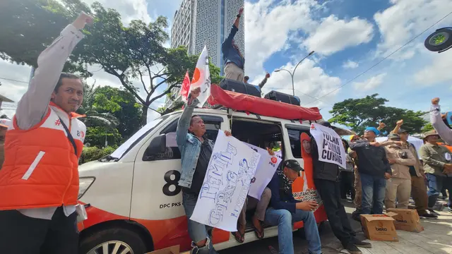Sejumlah anggota DPD PKS Kota Depok menggelar aksi unjuk rasa di depan kantor KPUD Kota Depok.