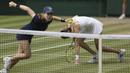 Magdalena Rybarikova terjatuh saat gagal menjangkau bola hasil pukulan Garbine Muguruza pada laga semifinal tunggal putri Wimbledon 2017 di London, (13/7/2017).  (AP/Tim Ireland)
