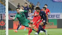 Aksi kiper Vietnam, Filip Nguyen saat kalah 1-2 dari Thailand dalam laga uji coba di My Dinh, Hanoi, Selasa (10/9/2024). (Dok. VFF)