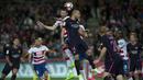Bek Granada, Gaston Silva, duel udara dengan bek Barcelona, Javier Mascherano. Meskipun bermain di kandang Granada, Barcelona mampu menguasai pertandingan dengan 64 persen pengusaan bola sementara Granada hanya 36 persen. (AFP/Jorge Guerrero)