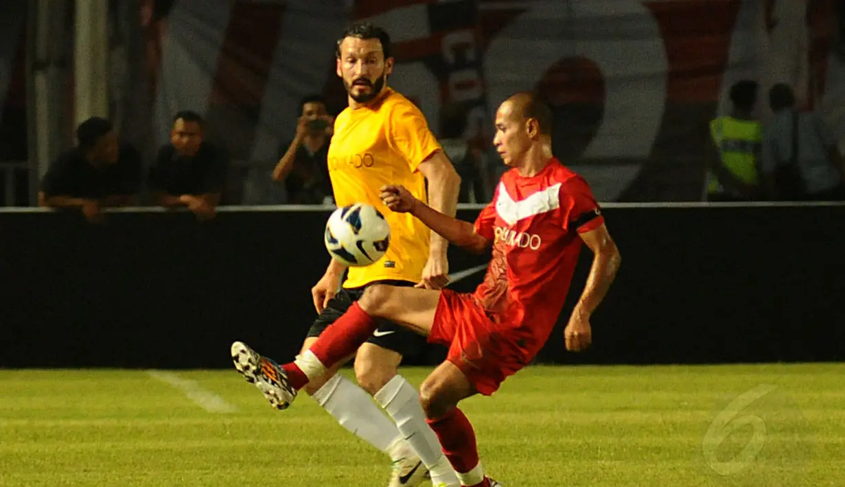 Pemain Legenda Indonesia, Kurniawan Dwi Yulianto (depan) mencoba melewati hadangan Gianluca Zambrotta saat berlaga di Stadion GBK Jakarta, (7/6/2014). (Liputan6.com/Helmi Fithriansyah)