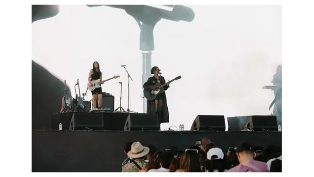 7 Gaya Penampilan Niki saat Tampil di Coachella Mingggu Ke-2, Tampil Memukau