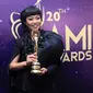 Kategori Artis Solo Wanita Pop dan Pencipta Lagu Pop berhasil dimenangkan Yura Yunita lewat lagunya yang berjudul Intuisi. Terlihat kebahagiaan terpancar di wajah Yura saat memegang piala kemenangan itu. (Deki Prayoga/Bintang.com)