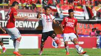 I Nyoman Sukarja (tengah) gagal mengatasi serangan Persija. Bali United kalah 1-2 dari tim Macan Kemayoran karena tidak disiplin dan kurang determinasi. (Bola.com/Iwan Setiawan)