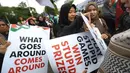 Bencana hidrometereologi ini menimbulkan kerusakan luas dan korban jiwa yang signifikan. Tampak dalam foto, massa saat menggelar aksi damai di depan Kedutaan Besar Amerika Serikat (Kedubes AS), Jakarta, Selasa (2/12/2025). (Kapanlagi.com/Budy Santoso)