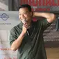 Hamka Hamzah memberikan pertanyaan-pertanyaan pedas pada acara Kaukus Sepak Bola Nasional Nyalakan Nyali Membangun PSSI di My Ten Cafe, Jakarta, Senin (13/2/2023) sore WIB. (Dok. PSSI Pers)