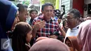 Ahok berdialog dengan warga saat blusukan di Marunda, Cilincing, Jakarta, Rabu (2/1). Sebaliknya warga meminta Ahok untuk mempercepat pembangunan tanggul agar tidak banjir saat Rob datang. (Liputan6.com/Gempur M. Surya)