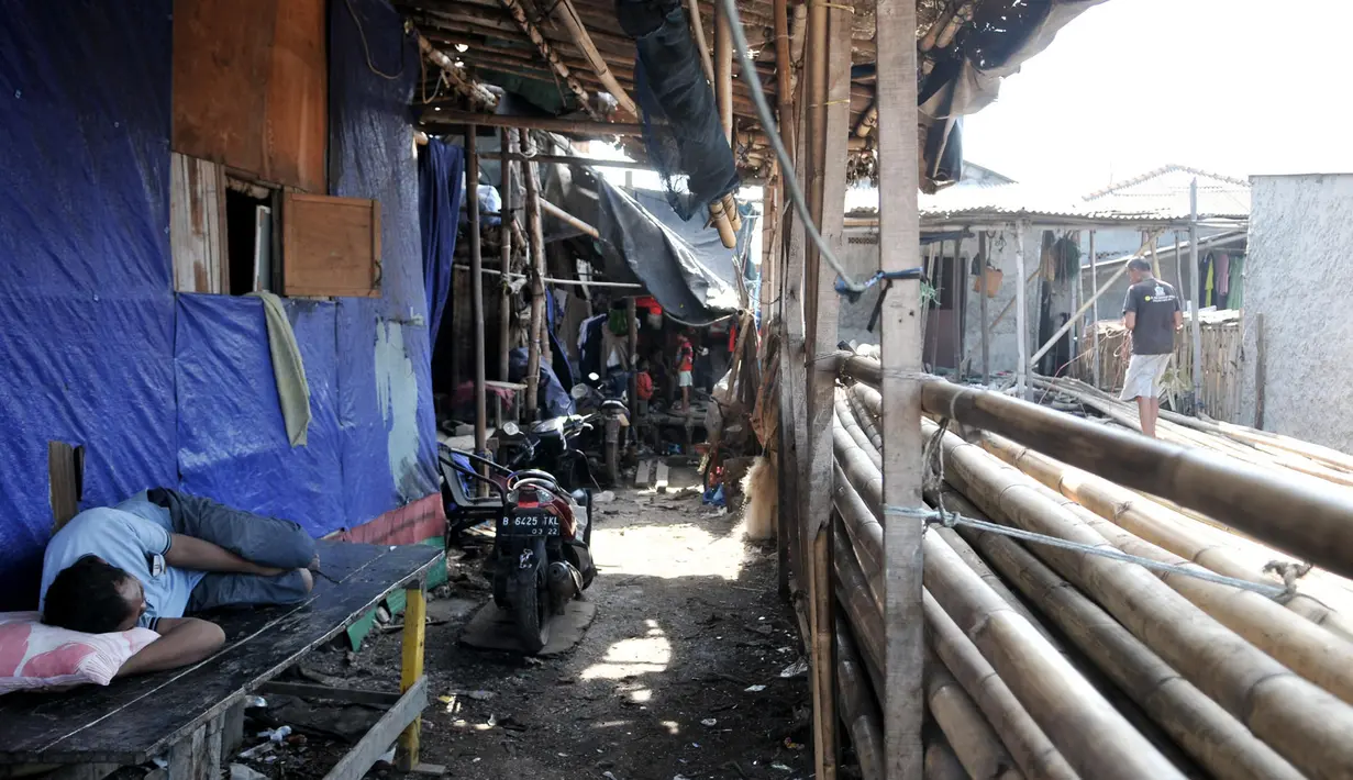 Aktivitas warga di pesisir Kampung Baru, Cilincing, Jakarta, Selasa (22/10/2019). Selain itu, sarana untuk anak-anak pun terbatas sehingga terpaksa bermain di daerah pesisir yang telah terkontaminasi sampah dan limbah. (merdeka.com/Iqbal Nugroho)