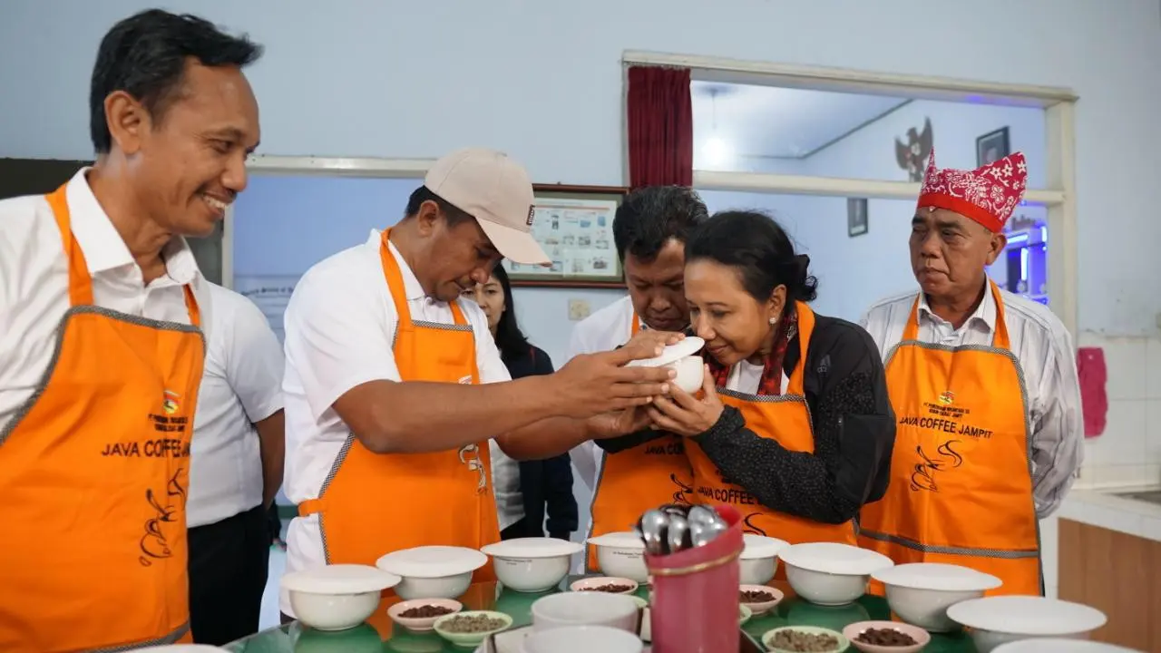 Mentei BUMN Cicipi Kopi Arabica PTPN XII