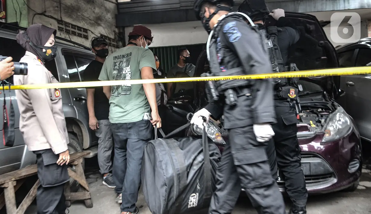 Tim Gegana saat melakukan penggerebekan rumah toko milik terduga teroris di kawasan Condet, Jakarta Timur, Senin (29/3/2021). Hingga saat ini petugas gabungan masih berjaga di lokasi untuk penyelidikan. (merdeka.com/Iqbal S Nugroho)