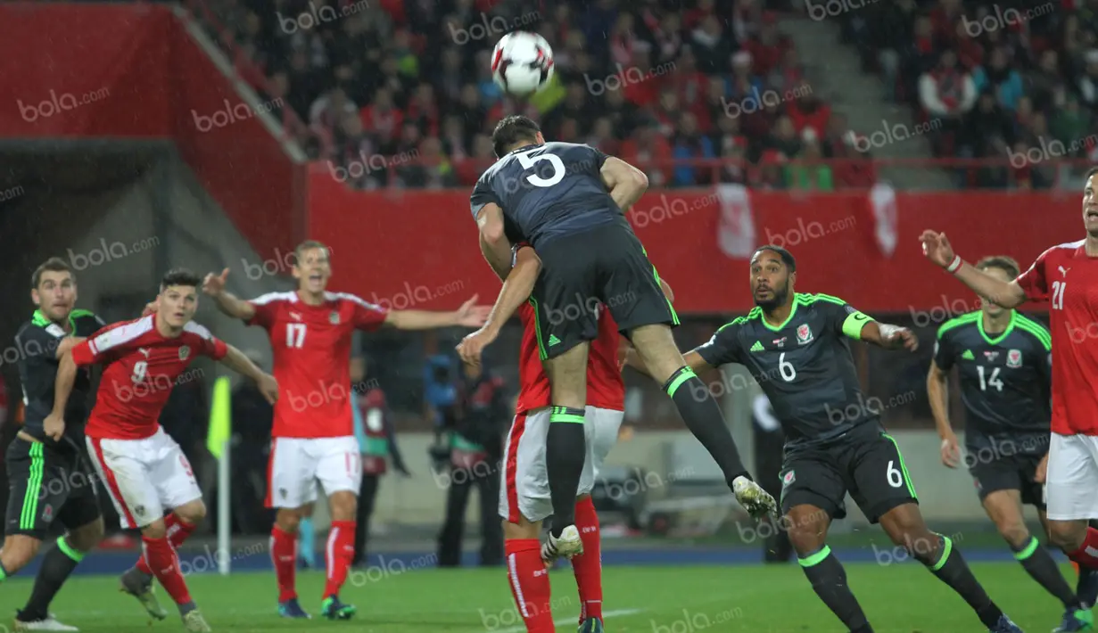 Duel Austria v Wales berlangsung ketat. Kedua tim harus puas dengan hasil imbang 2-2 pada laga Kualifikasi Piala Dunia 2018, Jumat (7/10/2016) dini hari WIB.. (Bola.com/Reza Khomaini)