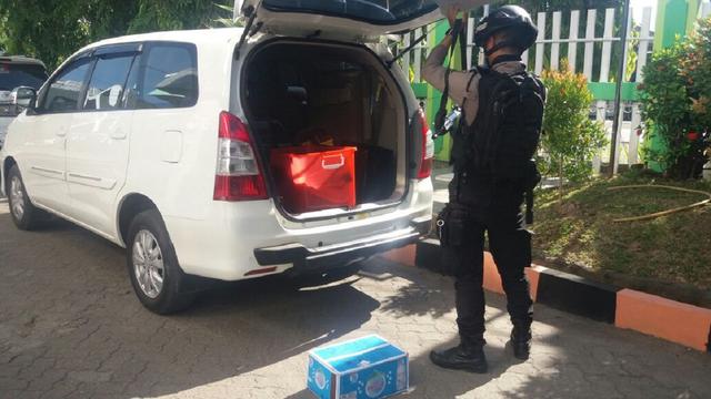 Polisi tampak menyita sejumlah dokumen penting terkait kasus dugaan korupsi Madrasah Aliyah Gowa (Liputan6.com/ Eka Hakim)