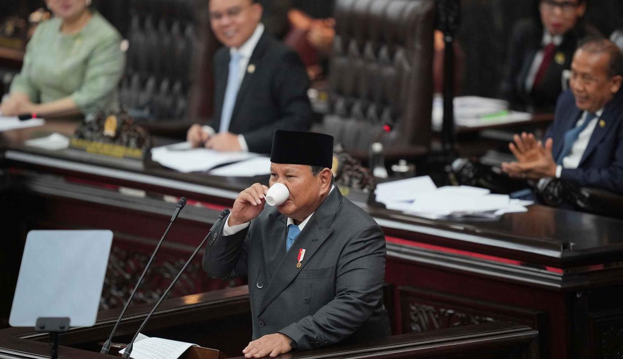 Presiden Republik Indonesia, Prabowo Subianto minum secangkir kopi disela-sela menyampaikan pidatonya dalam sidang paripurna Dewan Perwakilan Rakyat (DPR) di Jakarta, Rabu 20 Mei 2026. (AP Photo/Achmad Ibrahim)