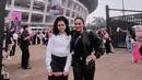 Penyanyi dan juga anggota DPR Krisdayanti juga menemani putrinya, Amora Lemos. KD tampak mengenakan pakaian hitam-hitam, sedangkan Amora mengenakan hitam putih. Membagikan pose di luar stadion tempat berlangsungnya konser. [Instagram/krisdayantilemos]