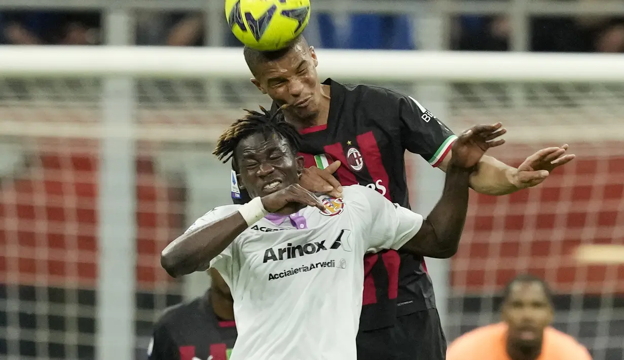 Bek AC Milan Malick Thiaw melompat untuk mengejar bola dengan penyerang Cremonese Felix Afena-Gyan pada laga pekan ke-33 Serie A 2022-2023 di San Siro, Kamis (4/5/2023). (AP Photo/Antonio Calanni)