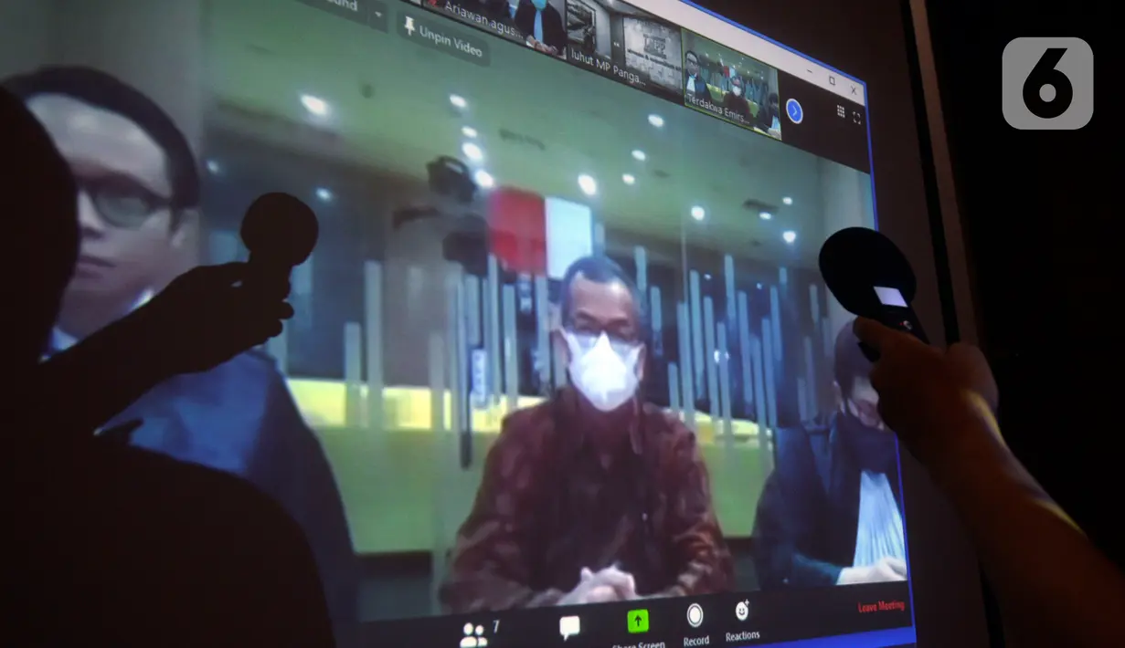 Mantan Dirut PT Garuda Indonesia, Emirsyah Satar didampingi kuasa hukumnya mendengarkan Majelis Hakim membacakan vonis saat sidang vidco di Gedung KPK, Jakarta, Jumat(8/5/2020). (merdeka.com/Dwi Narwoko)