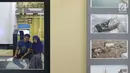 Pengunjung beristirahat saat berkeliling Monumen Kapal Pembangkit Listrik Tenaga Diesel (PLTD) Apung 1 di Aceh, Selasa (31/7). Kapal ini merupakan sumber tenaga listrik bagi wilayah Ulee Lheue sebelum terjadinya tsunami. (Liputan6.com/Immanuel Antonius)