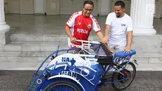 Gubernur DKI Anies Baswedan (kiri) menerima prototype becak listrik dari anggota DPR RI Hanafi Rais di Balai Kota DKI Jakarta, Minggu (11/3). Becak listrik tersebut dapat digunakan secara dikayuh atau menggunakan dinamo. (Liputan6.com/Immanuel Antonius)
