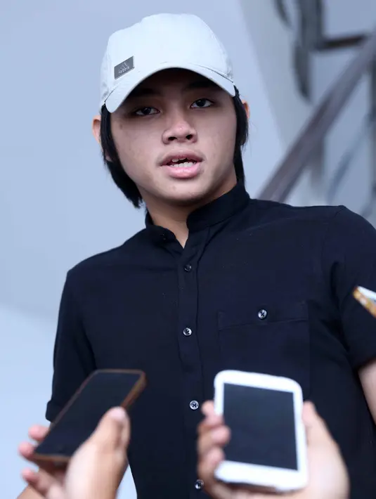 "Kalo Timnas menang potong rambut aja deh, dirapiin. Jadi besok kalau Indonesia menang, Kamisnya langsung gue potong rambut," Aldy CJR. (Nurwahyunan/Bintang.com)