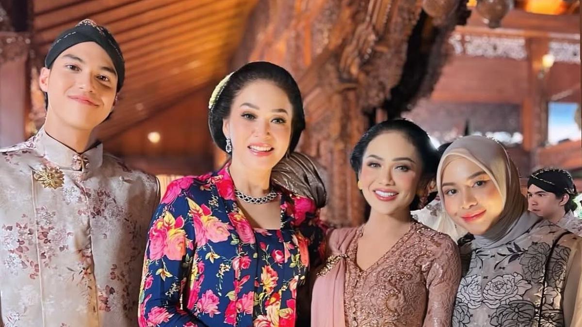 Model Blouse Motif Bunga ala Aurelie Hermansyah, Gaya Kasual yang Elegan Cocok untuk Usia 25 Tahun ke Atas