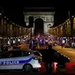 Polisi dikerahkan di Champs Elysees, Paris, menyusul adanya penembakan yang menewaskan satu orang polisi (AFP)