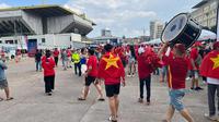 Suporter Timnas Vietnam U-22 mulai berdatangan ke&nbsp;Olympic Stadium,&nbsp;Phnom Penh jelang duel kontra Timnas Indonesia U-22 pada laga semifinal SEA Games 2023, Sabtu (13/5/2023) sore WIB. (Bola.com/Gregah Nurikhsani)