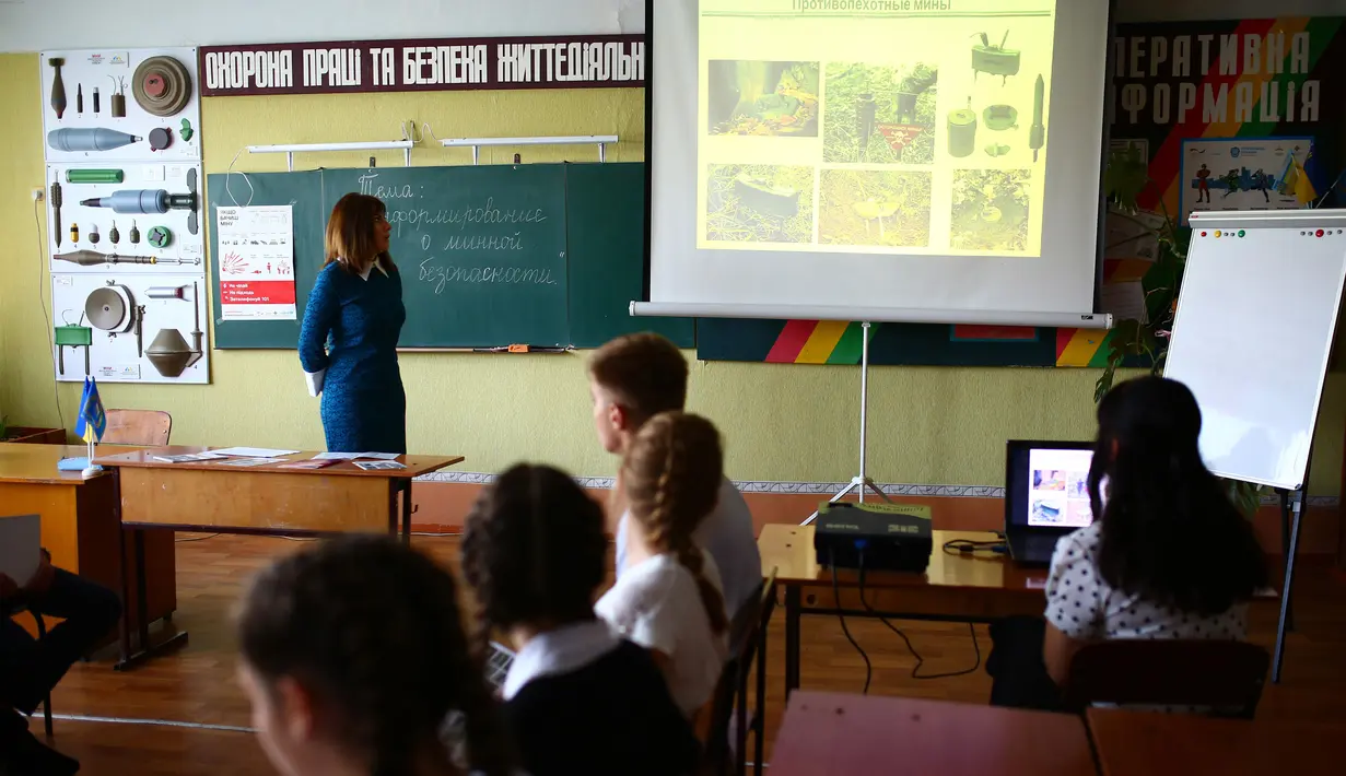 Anak-anak mengambil bagian dalam latihan keamanan di Sekolah Nomor 8, Desa Sartana yang dikuasai Kiev di wilayah Donetsk, 2 Oktober 2018. Anak-anak ini berada di wilayah timur Ukraina yang hanya 10 km dari garis depan pertempuran. (Aleksey FILIPPOV/AFP)