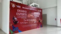 Banner raksasa sambut player dan official yang hadir di venue esports PON XX Papua 2021 di Indoor Hockey Doyo Baru. (Liputan6.com/ Yuslianson)