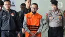 Untuk diketahui, kasus yang menjerat Ishfah Abidal Aziz alias Gus Alex ini bermula dari penyidikan KPK sejak 9 Agustus 2025 terkait manipulasi kuota haji Indonesia. Tampak dalam foto, mantan Staf Khusus Menteri Agama (Menag) periode 2020-2024, Yaqut Cholil Qoumas, Ishfah Abidal Aziz alias Gus Alex (tengah) usai menjalani pemeriksaan di Gedung Merah Putih Komisi Pemberantasan Korupsi (KPK), Jakarta, Selasa (17/3/2026). (Liputan6.com/Helmi Fithriansyah)