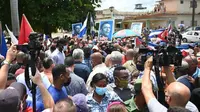 Foto Presiden Kuba Miguel Diaz-Canel (tengah) terlihat selama demonstrasi yang diadakan oleh warga untuk menuntut perbaikan di negara itu, di San Antonio de los Banos, Kuba, pada 11 Juli 2021 (AFP)