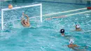 Bola lemparan pemain Pari Sakti membentur tiang gawang Tirta Kencana 78 saat laga polo air Indonesia Open Aquatic Championships 2025 di Stadion Akuatik Gelora Bung Karno, Senayan, Jakarta, Rabu (12/11/2025). (Bola.com/Bagaskara Lazuardi)
