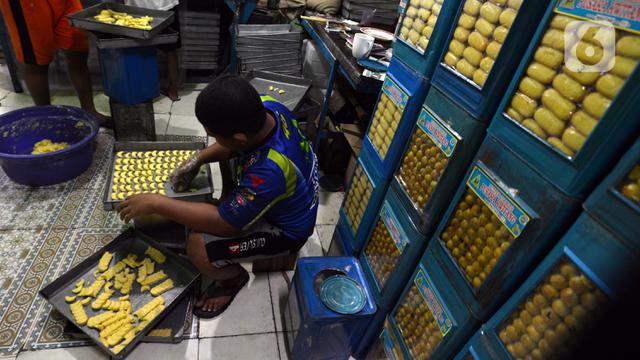FOTO: Mengintip Dapur Pembuatan Aneka Kue Kering