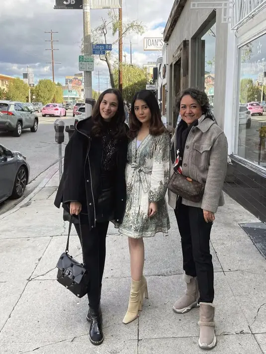 Berfoto bersama Chelsea Islan di Amerika, Valencia mengenakan mini dress long slevee bermotif bergaya bohemian. Dengan sepatu heelas boots nudenya. @valenciatanoe
