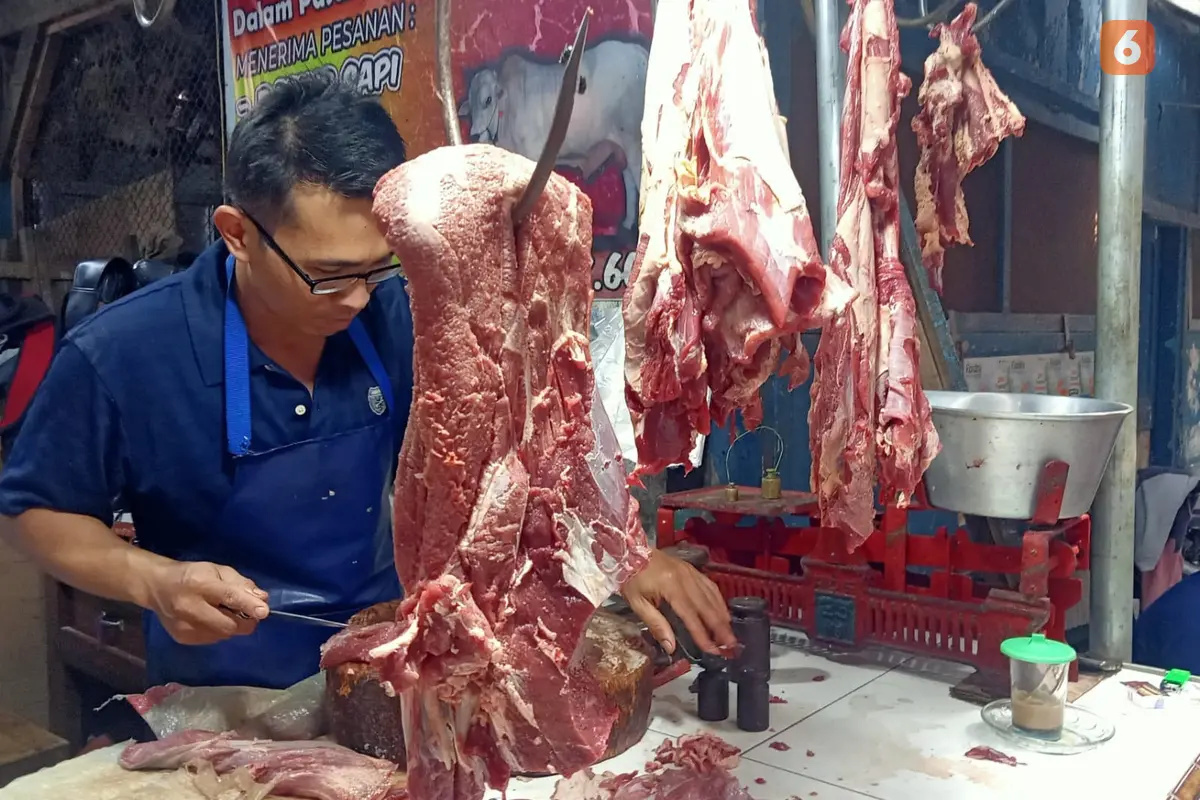 Aktivitas pedagang daging sapi di pasar induk Banyuwangi (Hermawan Arifianto/liputan6.com)