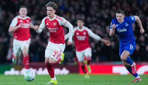 Remaja berusia 16 tahun tersebut tampil sebagai sosok penentu meski baru dimainkan pada paruh kedua pertandingan. Ia bahkan mengunci kemenangan Arsenal sekaligus menorehkan rekor baru dalam sejarah kompetisi. (AP Photo/Kin Cheung)