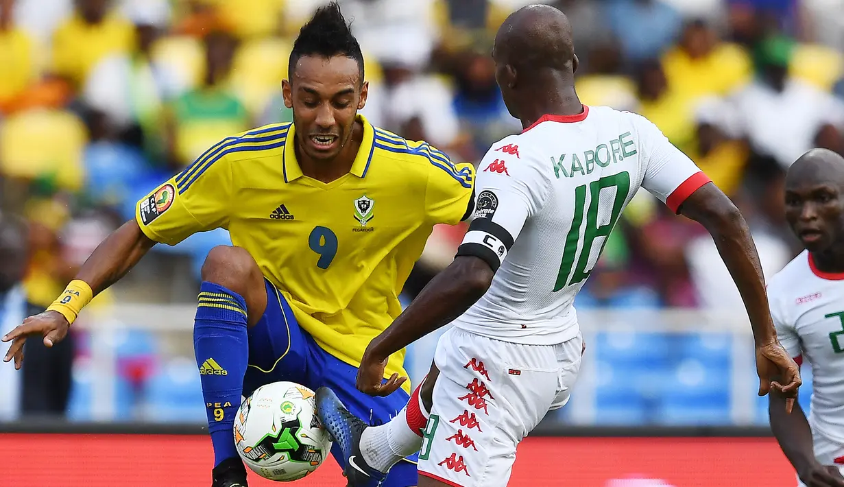Pierre-Emerick Aubameyang. Striker Gabon yang sedang menjalani musim ke-6 bersama Arsenal ini telah mencetak 7 gol dan 2 assist dalam 15 laga musim ini. Bersama Timnas Gabon, ia menjadi top skor sepanjang masa dengan 29 gol dari total 71 caps sejak tahun 2009. (AFP/Gabriel Bouys)